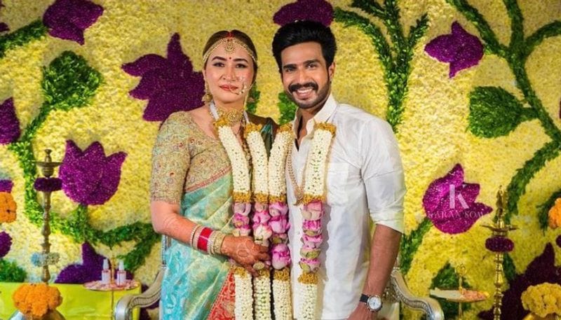 ఈ పట్టుచీరను లేబుల్ విదా డిజైన్ చేశారు. ఇది బెస్పోక్ ఆర్టిసానల్ నేతలకు ప్రసిద్ది చెందింది.