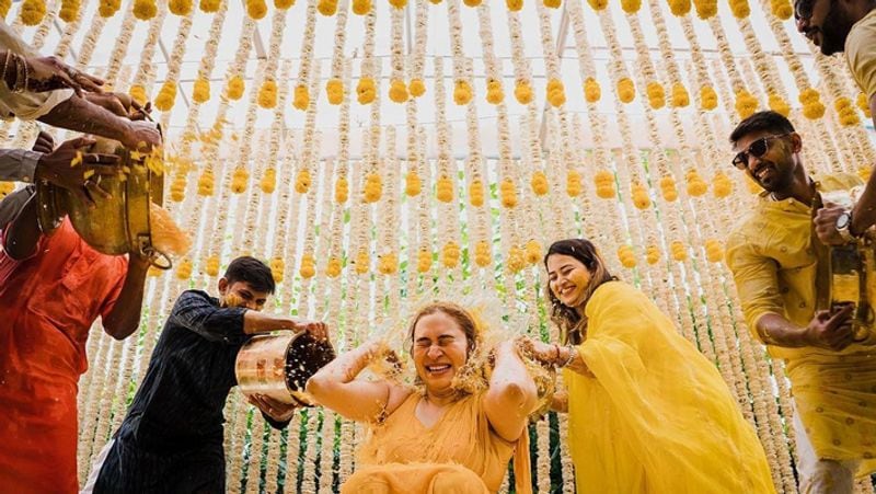 मेहंदी सेरेमनी में विष्णु विशाल और ज्वाला गुट्टा के परिवारवाले और कुछ करीबी दोस्त ही शामिल हुए थे। दोनों ही इस मौके पर खूबसूरत लग रहे हैं। ज्वाला ने पीले रंग का लहंगा पहना था। उन्होंने हैवी ज्वेलरी कैरी की थी। वहीं, विष्णु कुर्ता पायजामा में नजर आए। इसके साथ उन्होंने पोल्का डॉट्स वाली जैकेट पहनी थी।
