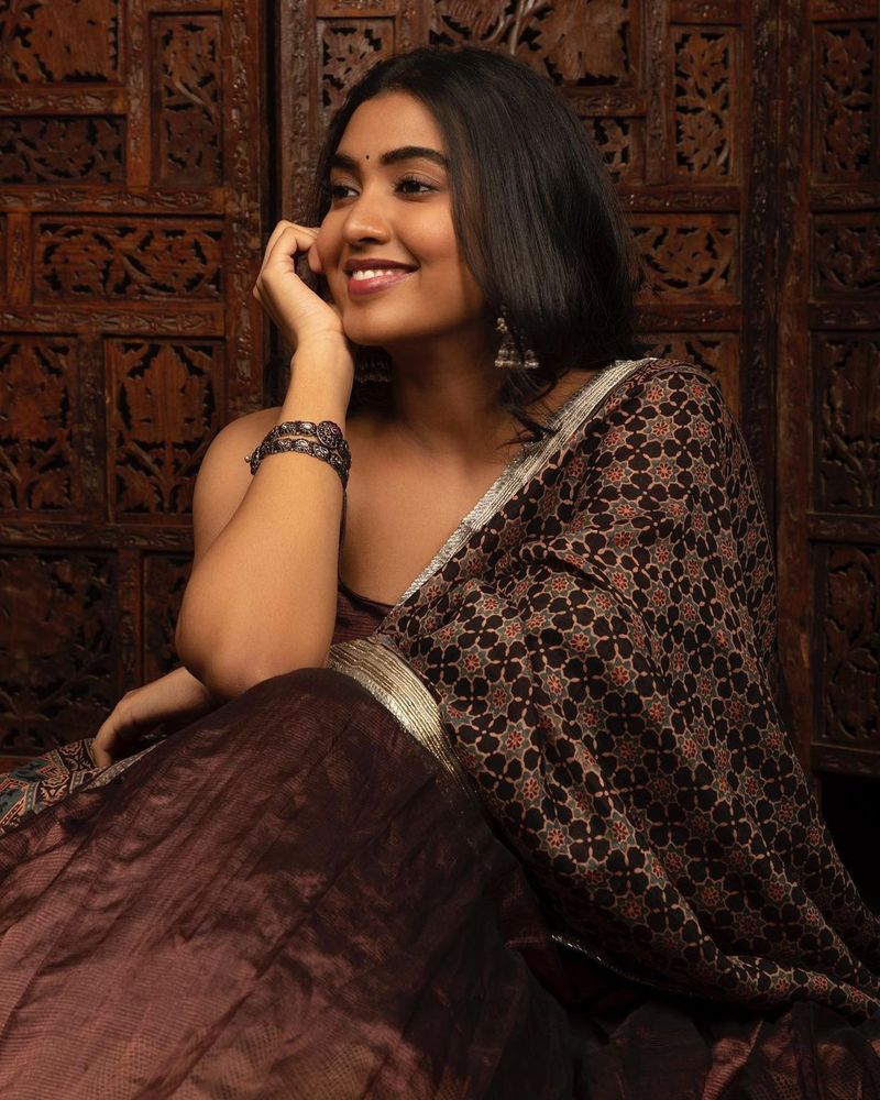 యాంగ్రీ మేన్గా పేరుతెచ్చుకున్న రాజశేఖర్ చిన్న కూతురు శివాత్మిక రెండు రోజుల క్రితం గ్లామర్ షోతో ఫ్యాన్స్ కి షాక్ ఇచ్చింది. ఊహించని విధంగా ఈ అమ్మడి అందాలు ఆరబోయడంతో నెటిజన్లు షాక్ అయ్యారు.