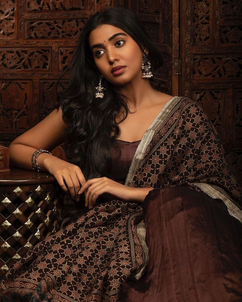 శివాత్మిక స్కిన్ షో పిక్స్ వైరల్ అయ్యాయి. ఇప్పుడు బర్త్ డే సందర్భంగా రూట్ మార్చింది. ట్రెడిషనల్ లుక్లోకి మారిపోయింది. హాఫ్ శారీలో తెలుగమ్మాయిని తలపిస్తుంది. ప్రస్తుతం ఈ పిక్స్ ని సోషల్ మీడియా ద్వారా పంచుకుంది శివాత్మిక. అవి వైరల్ అవుతున్నాయి.