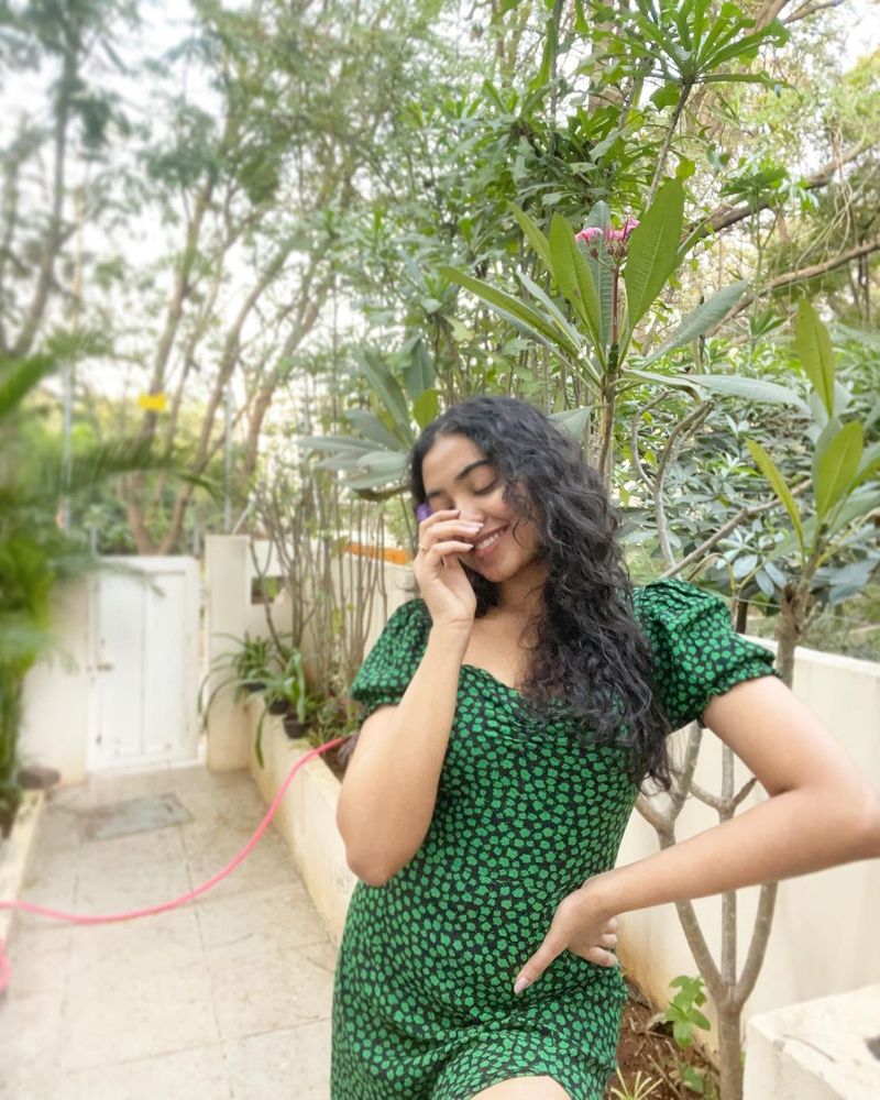 శివాత్మిక తన అక్క శివానీ కంటే ముందే అరంగేట్రం చేసింది. హీరోయిన్గా తెలుగు తెరకి పరిచయమైంది.