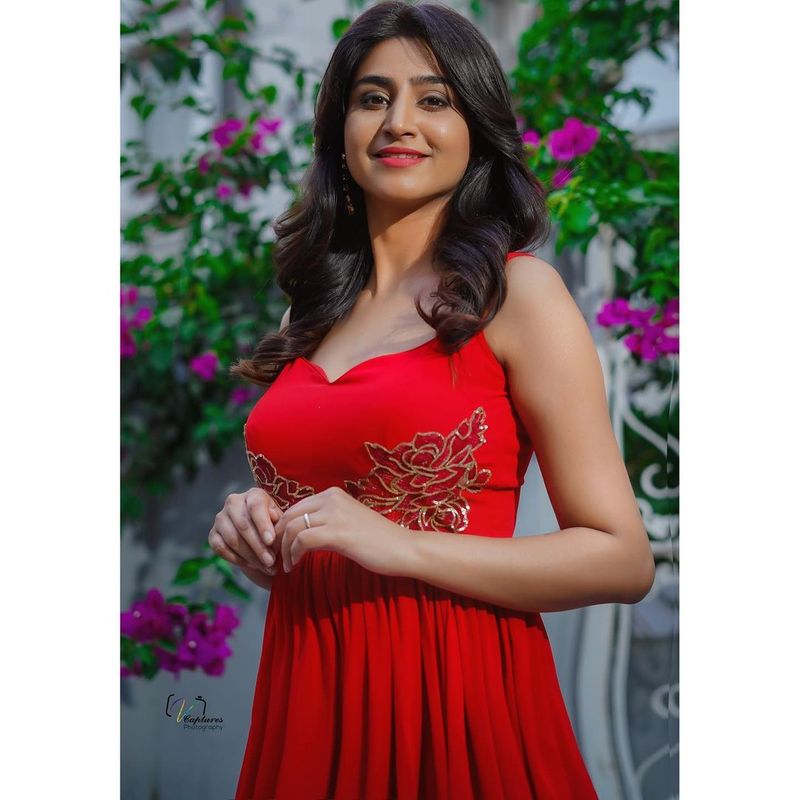 `ఢీ` షోతో పాపులర్ అయిన వర్షిణి ఇప్పుడు `స్టార్మా`లోని ఆదివారం ప్రసారమయ్యే `కామెడీస్టార్స్` షోకి యాంకర్గా అదరగొడుతుంది.