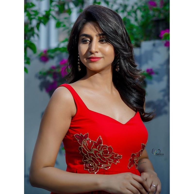 అనసూయ, రష్మి, శ్రీముఖిలకు దీటుగా యాంకరింగ్ చేస్తూ వాహ్ అనిపిస్తుంది. ఇందులో ఈ అమ్మడు డాన్సులతోనూ దుమ్మురేపుతుంది.