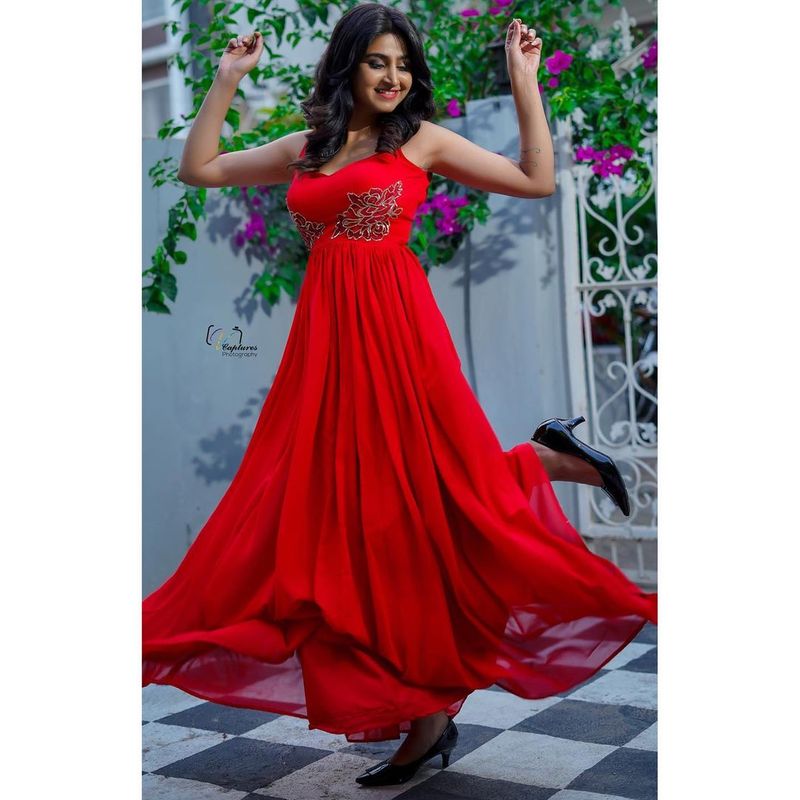 ట్రెండీ వేర్లో అందాలను చూపిస్తూ వాహ్ అనిపిస్తుంది. అందులో భాగంగా రెడ్ స్లీవ్లెస్ గౌన్లో తాజాగా మెరిసింది వర్షిణి సౌందరాజన్. ఈ పిక్స్ కుర్రాళ్లకి ఘాటెక్కిస్తున్నాయి.