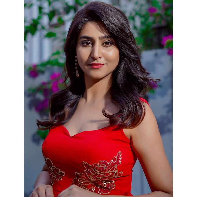 మొత్తంగా వర్షిణి లేటెస్ట్ పిక్స్ సోషల్ మీడియాలో వైరల్గా మారాయి. మతిపోగొడుతున్నాయి. నెట్టింట హీటు పెంచుతున్నాయి.