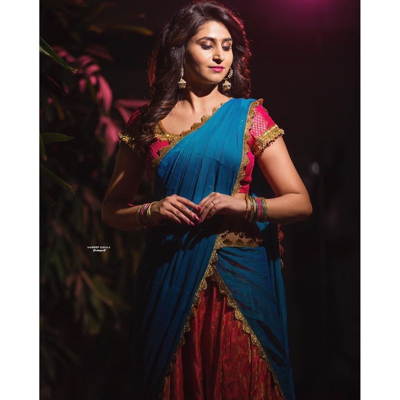 దీంతోపాటు ఇటీవల హాఫ్ శారీలో ట్రెడిషనల్ లుక్లోనూ మెరిసింది వర్షిణి. ఈ సందర్భంగా ఆమె వయ్యారాలు ఒలకబోసింది.