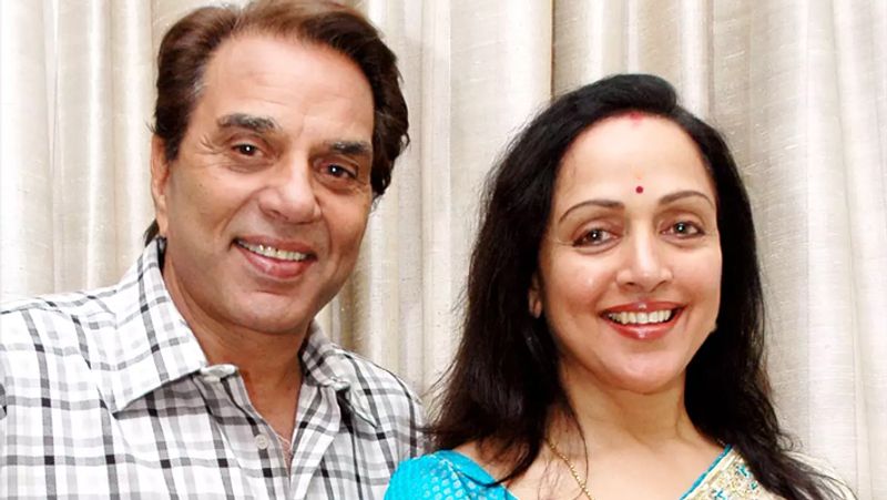 एक इंटरव्यू में हेमा मालिनी ने धर्मेद्र से शादी करने के फैसले के बारे में बात की थी। हेमा ने कहा था- मैं और धर्मेंद्र आज भी एक-दूसरे का ख्याल रखते हैं। जिस दिन मैंने धरम जी को देखा था, तभी समझ गई थी कि वो मेरे लिए ही बने हैं। मैं उनके साथ पूरी जिंदगी बिताना चाहती हूं।