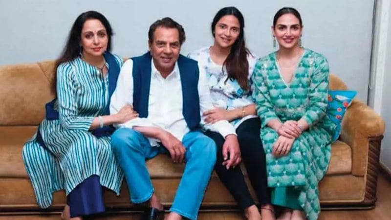 हेमा मालिनी ने बताया था कि धर्मेंद्र उनसे केवल इंग्लिश में बात करते हैं। हेमा ने बताया कि उन्हें पंजाबी बोलनी तो नहीं आती, लेकिन वह आसानी से समझ लेती हैं। ईशा ने बताया कि वह तब बहुत गुस्सा होते हैं जब मैं, अहाना और मां हेमा तमिल में बात करते हैं। क्योंकि पापा को तमिल बिल्कुल भी समझ नहीं है। 