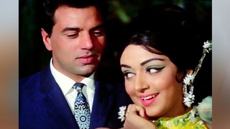 आपको बता दें कि धर्मेंद्र ने महज 19 साल की उम्र में प्रकाश कौर से शादी की थी और दोनों के चार बच्चे है, जिसमें सनी देओल, बॉबी देओल और दो बेटियां अजेयता और विजेयता। हालांकि बॉलीवुड में हिट होने के बाद धर्मेंद्र-हेमा एक दूसरे के प्यार में पागल हो गए और शादी का फैसला कर लिया।