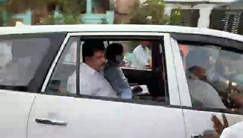 సంగం డెయిరీ చైర్మన్, టీడీపీ నాయకుడు ధూళిపాళ్ల నరేంద్ర అరెస్టును తెలుగుదేశం నాయకులు ఖండిస్తున్నారు. కక్ష సాధింపు చర్యల్లో భాగంగానే అరెస్ట్ చేశారని విరుచుకుపడుతున్నారు.