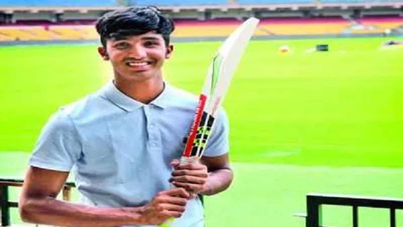 17 साल में किया डेब्यू
देवदत्त कर्नाटक प्रीमियर लीग में बेलरी टस्कर्स की तरफ से खेल चुके हैं। तब उनकी उम्र मात्र 17 साल थी। देवदत्त ने कर्नाटक के लिए रणजी ट्रॉफी में 28 नवंबर 2018 को डेब्यू किया था। बाद में उन्हें आईपीएल में आरसीबी टीम ने खरीदा। इस साल विजय हजारे ट्रॉफी में भी उन्होंने शानदार प्रदर्शन किया और 7 मैचों में 737 रन बनाए। हालांकि, उनकी टीम कर्नाटक को सेमीफाइनल में हार का सामना करना पड़ा था।
(फोटो सोर्स- इंस्टाग्राम)
