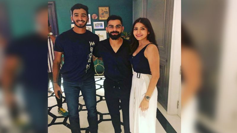 कोहली से कहा आप 'फिनिश' करो
मैच के बाद प्रेस कॉन्फ्रेंस में कोहली ने बताया कि, 'जब पडिक्कल अपने शतक से नजदीक था, उसने मुझे कहा कि आप अपना शॉट्स खेलो और फिनिश करो, अभी कई और अच्छी इनिंग्स बाकी हैं तो मैंने कहा कि मैं ऐसा कर सकता था अगर ये तुम्हारी पहली सेंचुरी न होती।'
(फोटो सोर्स- इंस्टाग्राम)