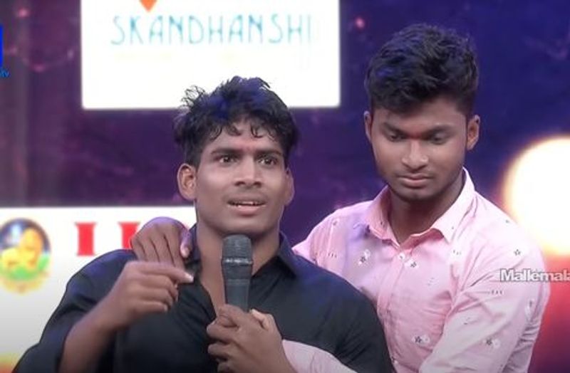 ఆ డాన్స్ అయిపోయాక తొటి డాన్సర్ ఈ డాన్స్ కంపోజ్ చేసిన సాయి అనే కొరియోగ్రాఫర్ జీవితాన్ని ఆవిష్కరించారు. తమ ఫ్యామిలీ ఎంతగా ఆర్థిక ఇబ్బందులు పడుతుందో తెలిపారు.