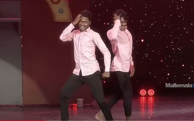 సాయి అనే కొరియోగ్రాఫర్ `ఓ చిట్టి పాప.. `అంటూ సాగే సాంగ్ని తన డాన్సర్లతో చేయించారు. ఇద్దరు కుర్రాళ్లు ఈ డాన్స్ చేస్తూ ఇచ్చిన మూవ్మెంట్స్, ప్రేమ విఫలంలోని బాధని, వారి సంతోషాలను ప్రతిబింబించిన తీరు అందరి చేత కన్నీళ్లు పెట్టించింది.