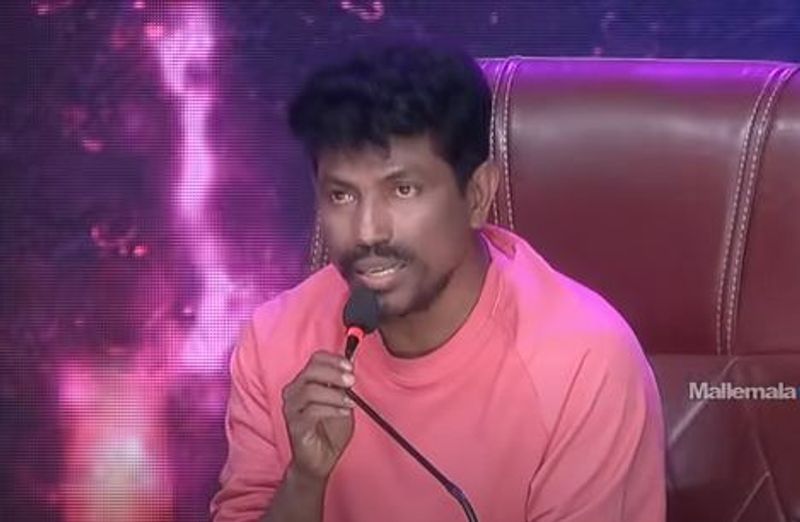 అయితే ఈ సందర్భంగా తనకు మీలో పవన్ కళ్యాణ్ గారు కనిపిస్తున్నారని హైపర్ ఆది చెప్పడం, అనంతరం పవన్కి ఎన్నో సినిమాలకు డాన్స్ కంపోజ్ చేశానని, ఆయన ద్వారా నేర్చుకున్నదానికిది నిదర్శనమని తెలిపి పవన్ డాన్స్ తో అదరగొట్టారు గణేష్ మాస్టర్.