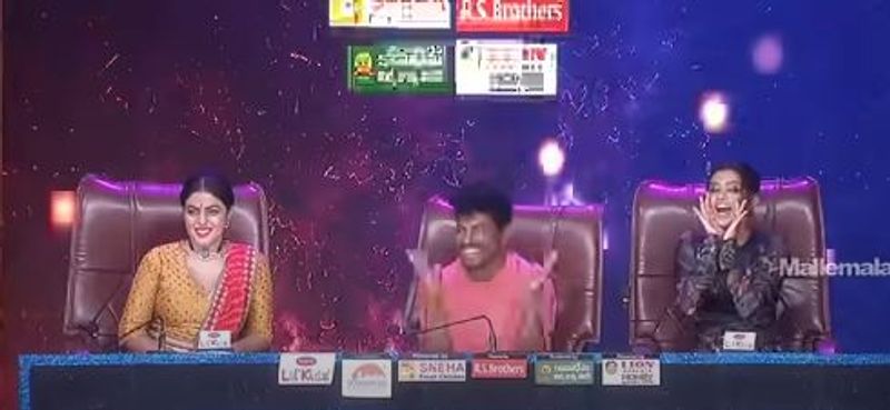 దీంతో షోలోని అందరు ఒక్కసారిగా ఆనందంతో కేకలు పెటారు. రష్మీ, దీపికా పిల్లి, సుడిగాలి సుధీర్, హైపర్ ఆది ఇలా అంతా ఆ డాన్స్ ని బాగా ఎంజాయ్ చేశారు.