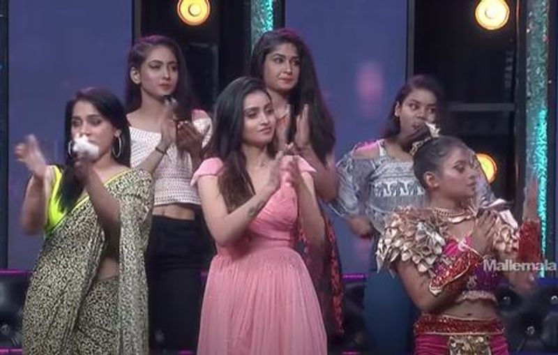 దీంతో `ఢీ` షోలోని యూనిట్ మొత్తం కరతాలధ్వనులతో తన ఆనందాన్ని, అభినందనలను గణేష్ మాస్టర్కి తెలియజేశారు. అందరు టేక్ ఏ బౌ అనేలా ఆయనకు ఫిదా అయ్యారు.