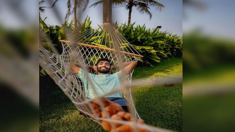 बुमराह ने शेयर की रिलेक्स करती फोटो
मैच से पहले जसप्रीत बुमराह ने भी अपनी फोटो शेयर की थी। जिसमें वह समुद्र किनारे झूले पर लेटे हुए आराम फरमा रहे हैं। उनकी ये फोटो भी सोशल मीडिया पर खूब वायरल हुई है। साढ़े 7 लाख से ज्यादा लोगों ने इसपर रिएक्शन दिया था।