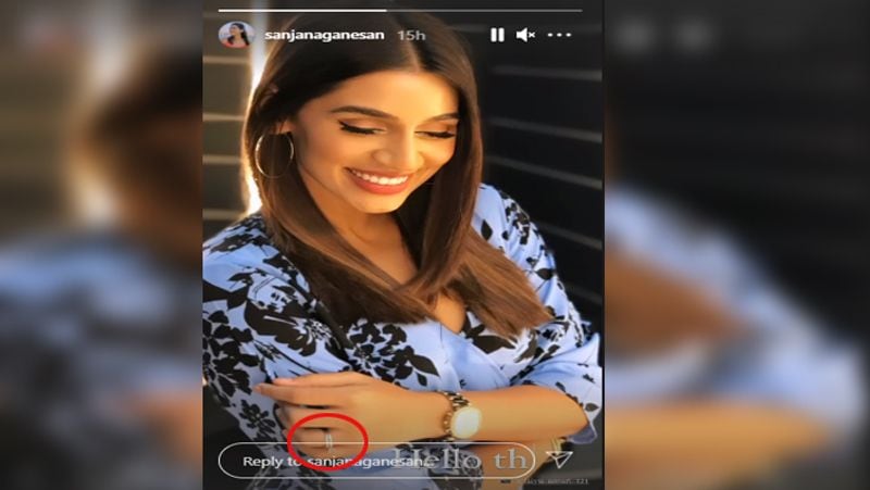 हाथों में फ्लॉन्ट कर रहीं सगाई की अंगूठी
नजरें झुकाकर मुस्कुराती हुई इस तस्वीर में संजना बेहद खूबसूरत लग रही हैं। कानें में बड़े से रिंग और हाथों में सगाई की उंगूठी जच रही है। 