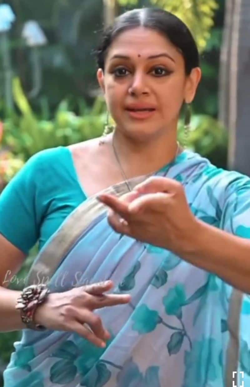 51ఏళ్ల ప్రాయానికి చేరుకున్న శోభన, ఫ్యామిలీ బ్యాక్ గ్రౌండ్ చాలా పెద్దది. కేరళలో రాజవంశంగా చెప్పుకొనే ట్రావెన్ కోర్ ఫ్యామిలీకి చెందిన అమ్మాయినే శోభన. హీరో వినీత్ శోభనకు రెలెటివ్ అవుతారు.