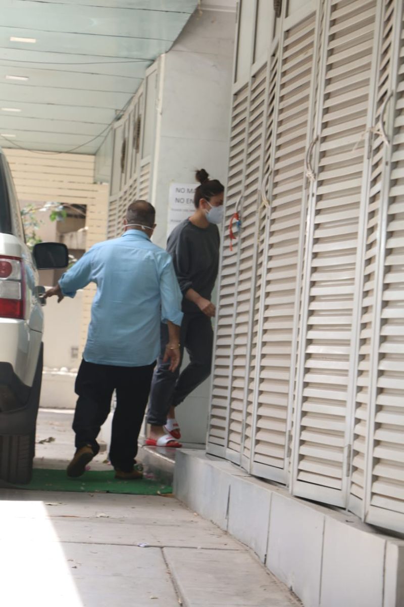 Kareena was spotted in a comfortable grey jogger and sweatshirt. She wore a comfortable pair of track pants and the same colour sweatshirt top. 