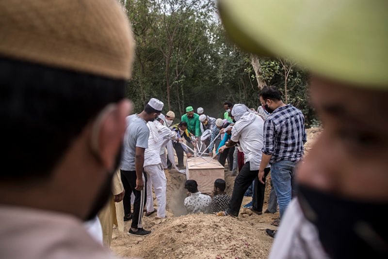 കേസ് തിങ്കളാഴ്ചത്തേക്ക് മാറ്റിയ കോടതി, ഇക്കാര്യത്തില് സത്യവാങ്മൂലം നല്കാൻ തമിഴ്നാടിന് നിർദ്ദേശം നല്കി. ഫലത്തിൽ ദേശീയ ആരോഗ്യ അടിയന്തരാവസ്ഥയെന്ന് കോടതി കഴിഞ്ഞ ദിവസം പറഞ്ഞെങ്കിലും നാടകീയ നീക്കങ്ങൾ കാരണം കോടതിയിൽ നിന്നുള്ള സുപ്രധാന തീരുമാനങ്ങളും നിർദേശങ്ങളും വൈകുകയാണ്.