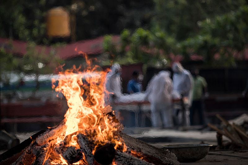 ഓക്സിജൻ ക്ഷാമത്തിന് പുറമെ ഐസിയു കിടക്കകളും ആവശ്യ മരുന്നുകളില്ലാത്തതും ഏറെ ആശങ്കയാണ് രാജ്യതലസ്ഥാനത്തുണ്ടാക്കിയത്. ദില്ലിയില് പല ആശുപത്രികളുടെ മുന്നില് കാറിലും ഓട്ടോയിലും വെറും നിലത്തുപോലും ഓക്സിജൻ സിലിണ്ടർ ഘടിപ്പിച്ച് പൊരി വെയിലത്ത് ചികിത്സയ്ക്കായി രോഗികള് കാത്തിരിക്കേണ്ട ഗതികേടിലാണ്.