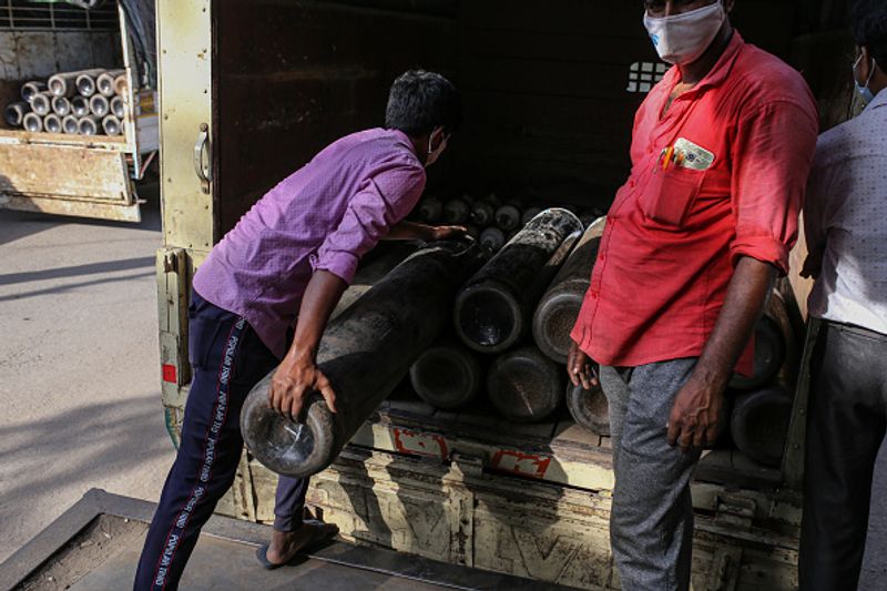 ആശുപത്രിക്കുള്ളിൽ ഒരു കിടക്കയിൽ തന്നെ രണ്ട് രോഗികളെ വരെ കിടത്തിയിരിക്കുകയാണ്. കൊവിഡ് വായുവിലൂടെ പകരുമെന്നും ആളുകള് തമ്മില് സാമൂഹിക അകലം വേണമെന്നും ആരോഗ്യപ്രവര്ത്തകര് പറയുമ്പോഴും ദില്ലിയില് അത്തരം കാഴ്ചകളൊന്നും തന്നെയില്ല.