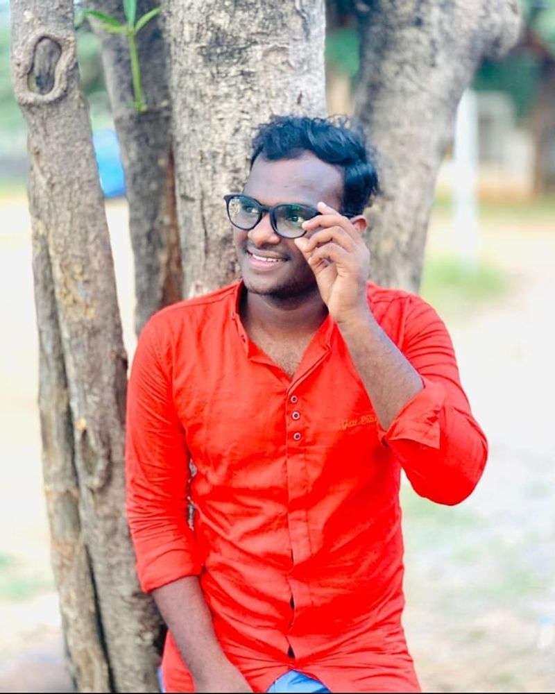వర్షకు కోవిడ్ సోకిందని తెలిసిన నాటి నుండి, ఆమె బాయ్ ఫ్రెండ్ ఇమ్మానియేల్ ఆరోగ్యంపై నెటిజెన్స్ ఆందోళన వ్యక్తం చేస్తున్నారు. వర్షకు కరోనా నేపథ్యంలో ఇమ్మానియేల్ పరిస్థితి ఏంటి అంటూ.. కొందరు సెటైర్స్ విసురుతున్నారు.