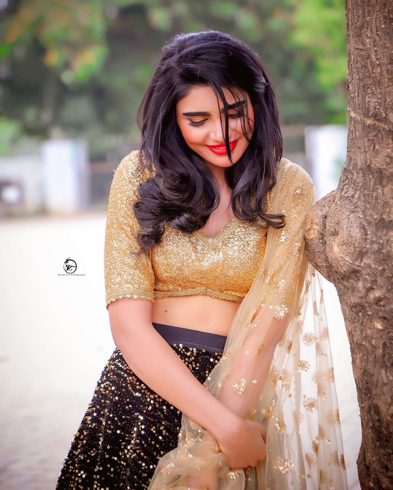 జబర్దస్త్ వేదికపై రష్మీ, సుధీర్ ల జంట తరువాత ఆ స్థాయిలో పాప్యులర్ అయ్యారు ఇమ్మానియేల్, వర్ష. వీరిద్దరూ లవర్స్ అంటూ బుల్లితెర ప్రేక్షకులలో చర్చ నడుస్తుంది. వర్ష, ఇమ్మానియేల్ కూడా అలానే ప్రవర్తిస్తున్నారు.