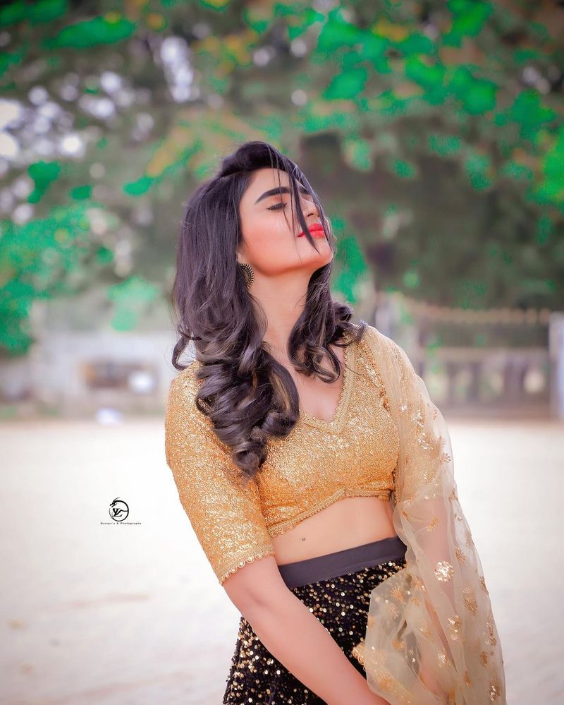 మరి బుల్లితెర ప్రేమికులుగా కెరీర్ కొనసాగిస్తున్న ఈ జంట ప్రయాణం ఎలా ముగుస్తుందో చూడాలి. ఇక వర్ష కోవిడ్ నుండి కోలుకొనే వరకు కార్యక్రమాల్లో పాల్గొనే వీలు లేదు.