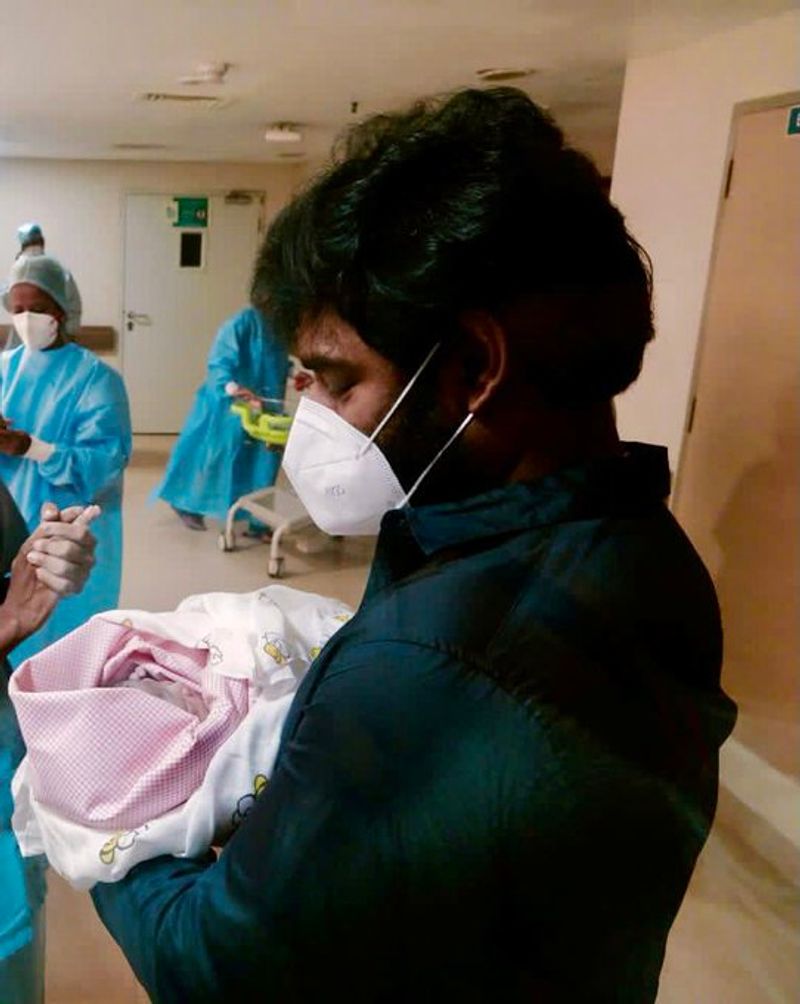 இந்நிலையில் ஆர்.கே.சுரேஷின் மனைவி மாதவிக்கு, சென்னையில் உள்ள பிரபல தனியார் மருத்துவமனையில், குழந்தை பிறந்த தகவலை புகைப்படம் வெளியிட்டு தெரிவித்துள்ளார். தாய் - குழந்தை இருவருமே நலமாக உள்ளதாகவும், தங்களுடைய குடும்பத்தில் குட்டி தேவதை பிறந்ததையும் தெரிவித்துள்ளார்.