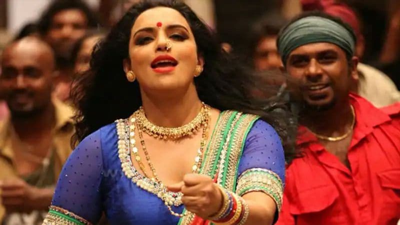 <p>2006 में उन्होंने दोबारा मलयालम फिल्मों की ओर रुख किया। श्वेता ने फिल्मों के अलावा कई टीवी शोज, अवॉर्ड फंक्शन और अन्य प्रोग्राम्स की एंकरिंग भी की। 2011 में श्वेता ने मुंबई में रहने वाले त्रिचूर निवासी श्रीवाल्सन मेनन से शादी की।</p>