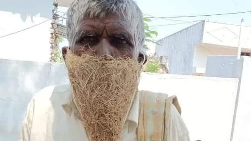 शख्स को सरकारी दफ्तर में नहीं मिली एंट्री
चेहरे पर मास्क की जगह घोंसला लगाने वाले शख्स की पहचान मेकाला कुरमइय्या से की गई, जो कि तेलंगाना के चिन्नामुनुगल चड़ से ताल्लुक रखता है। रिपोर्ट्स में कहा जा रहा है कि वो अपनी पेंशन लेने के लिए मंडल ऑफिस गया था। 