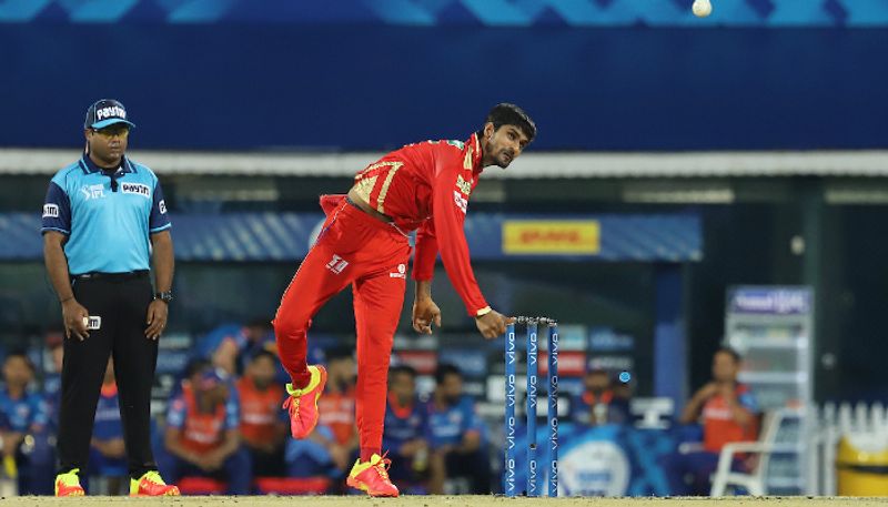 హెడ్రిక్, దీపక్ హుడా కట్టుదిట్టంగా బౌలింగ్ చేయడం... గత మ్యాచుల్లో విఫలమైన ఇషాన్ కిషన్ నెమ్మదిగా బ్యాటింగ్ చేయడంతో పవర్ ప్లే ముగిసేసరికి కేవలం 21 పరుగులు మాత్రమే చేసింది ముంబై ఇండియన్స్. ఐపీఎల్లో ముంబైకి ఇది రెండో అత్యల్ప స్కోరు...
