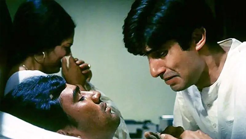 आपको बता दें कि ऋषिकेश मुखर्जी इस फिल्म में पहले शशि कपूर को आनंद के किरदार के लिए चाहते थे। लेकिन, किसी वजह से शशि कपूर ने फिल्म के लिए मना कर दिया। इसके बाद ऋषिकेश ने राज कपूर को आनंद बनाने का सोचा लेकिन उस समय राज कपूर बीमारी से ठीक ही हुए थे और ऋषिकेश नहीं चाहते थे कि वो फिल्म में राज कपूर को मरते हुए दिखाएं। इसके बाद यह रोल राजेश खन्ना तक पहुंचा।