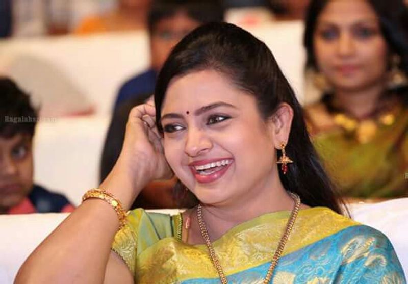 `అదే కాకుండా మాకు ఫ్యామిలీ బిజినెస్ ఉంది. మా మామయ్య వాళ్లకి బిజినెస్ ఉంది. గవర్నమెంట్ ఎక్స్పోర్ట్. మా ఆయన వాళ్ల అన్నయ్య.. మా బావగారు కాలిఫోర్నియాలో ఉంటారు. ఆయన సౌత్ ఎషియన్ కంట్రీస్ నుంచి, ఇక్కడ నుంచి మా ఆయన, మావయ్యగారు చూసుకుంటార`ని తెలిపింది.