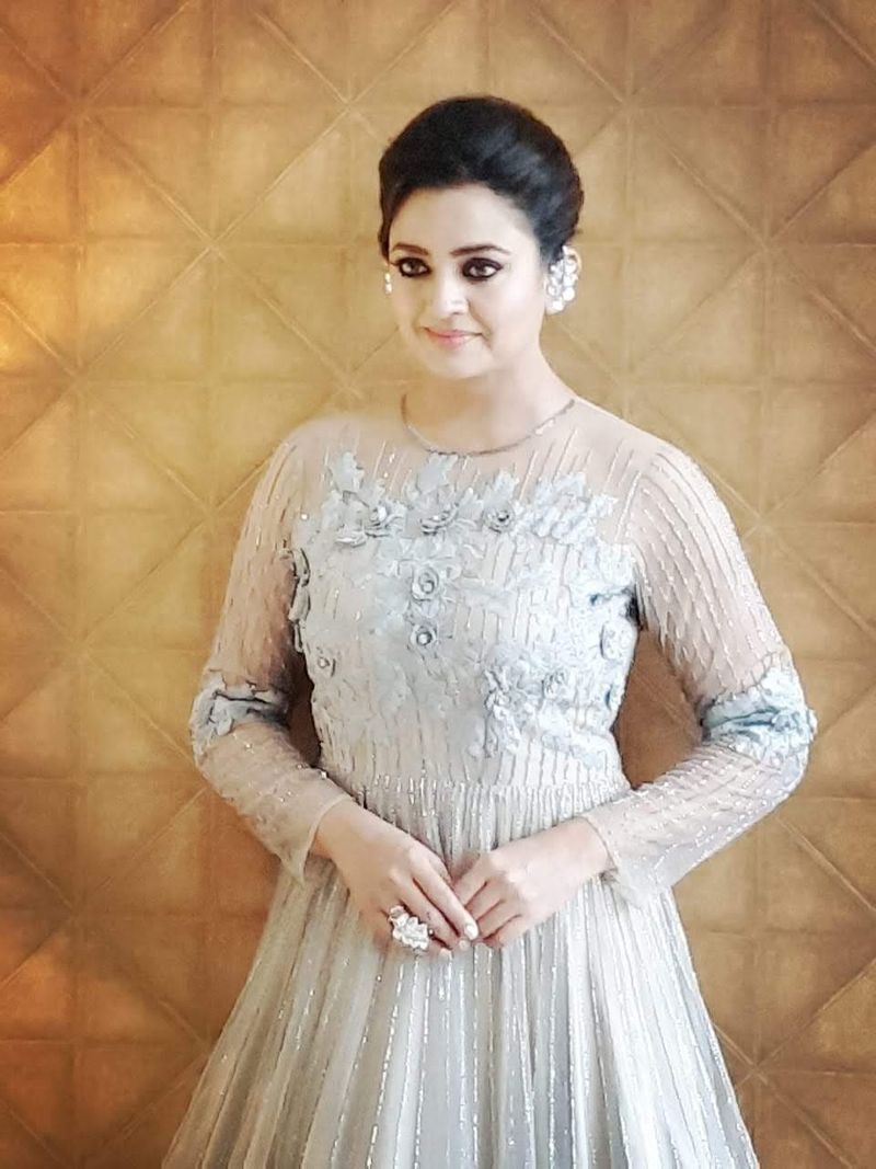 అంతేకాదు బిగ్బాస్ 4 సీజన్లో పాల్గొనే అవకాశం ఇంద్రజని వరించిందట. కానీ ఆమె తిరస్కరించినట్టు తెలిపింది. `బిగ్బాస్4`లో పాల్గొనే ఆఫర్ వచ్చింది. కానీ నేను రాలేనని చెప్పాను. ఫ్యామిలీని చెన్నైలో వదిలి.. నేను ఇక్కడ ఉండలేను. అందుకే బిగ్బాస్లోకి వెళ్లలేదు. భవిష్యత్తులో అవకాశం వచ్చినా వెళ్లలేను` అని తెలిపింది.