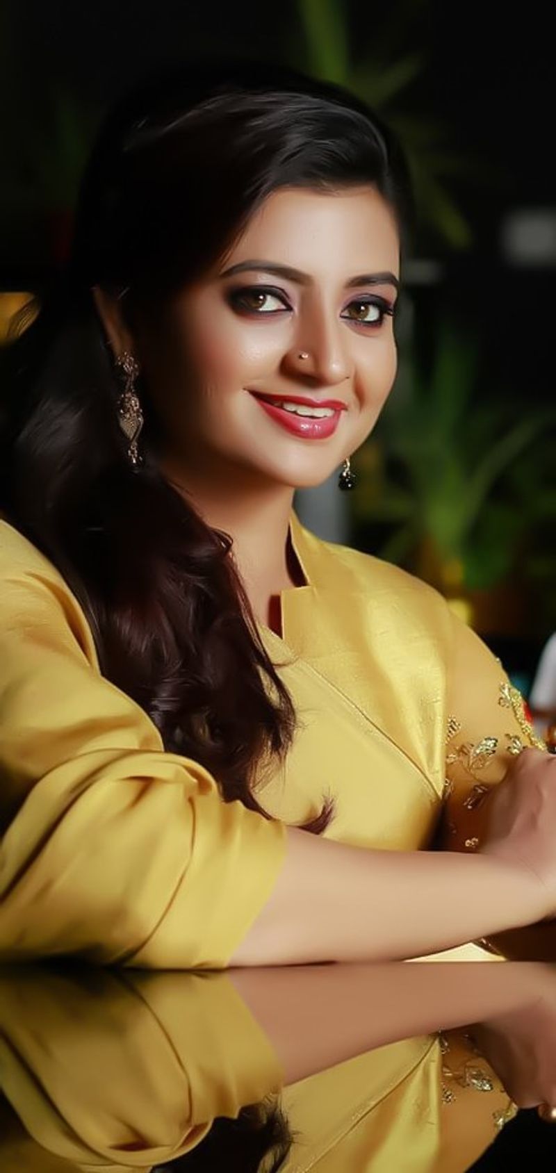 విజయవాడకి చెందిన తెలుగమ్మాయి ఇంద్రజ. అసలు పేరు రజత. చిన్నప్పటి నుంచే సింగింగ్, డాన్సింగ్లో మంచి ప్రావీణ్యం ఉంది. వారిది కర్నాటిక్ మ్యూజికల్ ఫ్యామిలీ కావడం విశేషం. ఆ తర్వాత క్లాసికల్ సింగర్గా,డాన్సర్గా శిక్షణ తీసుకుంది. కుచిపూడిలోనూ ట్రైనింగ్ తీసుకుంది. ఆ తర్వాత జర్నలిస్ట్ గా మారాలనుకుంది. ఈ క్రమంలో ఇంద్రజ `తక దిమి తా` అనే టీవీ షోకి హోస్ట్ గానూ పనిచేసింది.