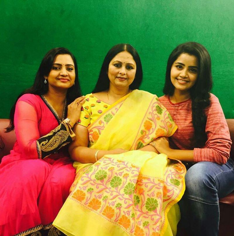 మహ్మద్ అబ్సర్తో ప్రేమ పెళ్లి తర్వాత సినిమాలు తగ్గించిన ఇంద్రజ మళ్లీ `దిక్కులు చూడకు రామయ్య` చిత్రంతో రీఎంట్రీ ఇచ్చింది. ఆ తర్వాత బాలకృష్ణ `లయన్`లోనూ మెరిసింది. `శతమానం భవతి` ఆమెకి మంచి పేరుని తెచ్చిపెట్టింది. రీఎంట్రీకి అనే దానికి సార్థకం చేసింది.