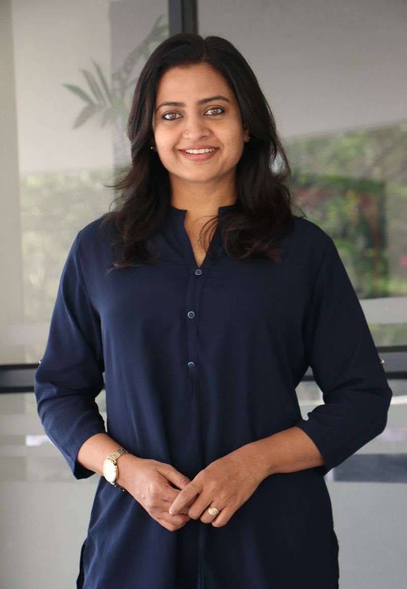 అలీ హీరోగా ఎస్వీ కృష్ణారెడ్డి రూపొందించిన `యమలీల` చిత్రంతో ఓవర్నైట్లో స్టార్ ఇమేజ్ని సొంతం చేసుకుంది. ఇందులో ఆమె `నీ జీను ప్యాంట్ చూసి బుల్లెమ్మో..` పాట ఎంతగా ఆకట్టుకుందో తెలిసిందే. అందులో ఇంద్రజ డాన్సులు అంతే ఆకట్టుకున్నాయి. ఆ తర్వాత నాగార్జున, రాజేంద్రప్రసాద్, నరేష్ వంటి హీరోలతో అనేక సినిమాల్లో నటించింది. తెలుగు, తమిళం, మలయాళం, కన్నడ భాషల్లోనూ సినిమాలు చేసి స్టార్ హీరోయిన్గా ఎదిగింది.