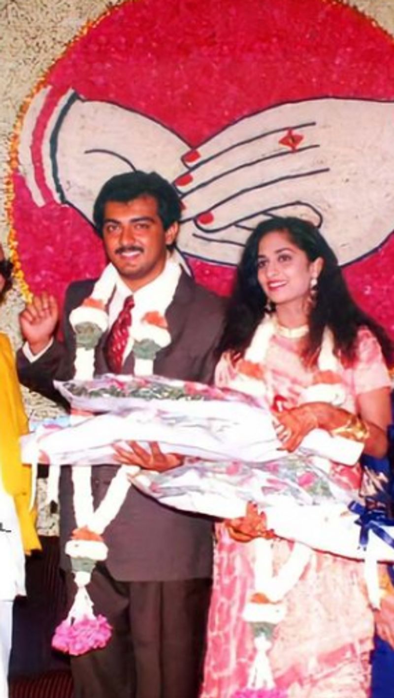 சரண் இயக்கத்தில் அஜித் - ஷாலினி நடித்த அமர்களம் படத்தின் போது இருவருக்கும் இடையே காதல் மலர்ந்தது. பெற்றோர்களும் காதலுக்கு பச்சைக்கொடி காட்ட, அமர்களம் படம் வெளியான அடுத்த ஆண்டே 2002ல் அஜித், ஷாலினி திருமணம் கோலாகலமாக நடந்தது.