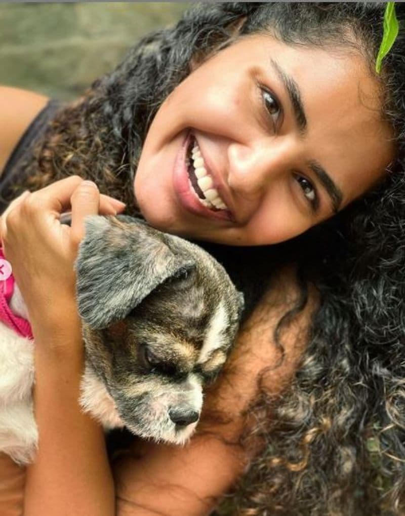 படவாய்ப்பை பிடிக்க கவர்ச்சி ரூட்டை கையில் எடுத்துள்ள இவர், நாளுக்கு நாள்... மொத்த ரசிகர்களையும் அவுட் செய்யும் அளவுக்கு ஓவர் அலப்பறை செய்து வருகிறார்.