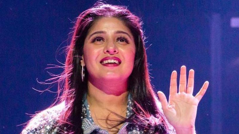 बता दें कि एक सफल सिंगर बनने के लिए सुनिधि ने काफी संघर्ष किया है। इस दौरान उन्होंने अपनी निजी जिंदगी में कई उतार-चढ़ाव भी देखे हैं। उन्होंने परिवार के खिलाफ जाकर महज 18 साल की उम्र में ही 14 साल बड़े बॉबी खान के साथ शादी कर ली थी। दोनों का रिश्ता 1 साल में ही टूट गया था।
