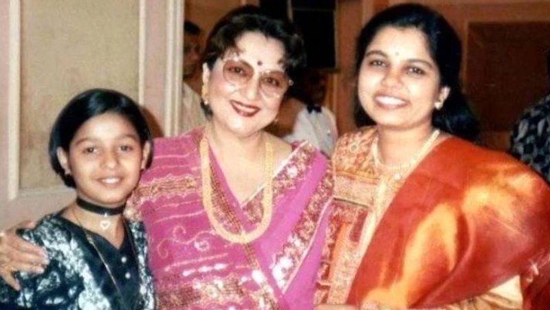 बता दें कि सुनिधि ने अपने सिंगिंग करियर की शुरुआत महज 4 साल की उम्र में ही की थी। उनके पिता थिएटर आर्टिस्ट थे। सुनिधि ने अपना पहला गाना माता के जगराते में गाया था। जब उन्होंने एक रियलिटी शो में हिस्सा लिया तो एक्ट्रेस तबस्सुम ने उनके टैलेंट को पहचाना और उनके पिता से अपनी बेटी को लेकर मुंबई आने को कहा था।