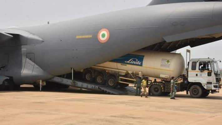 4 cryogenic tanks transporting oxygen airlifted from Singapore, to reach West Bengal this evening: MHA-dnm 4 cryogenic tanks transporting oxygen airlifted from Singapore, to reach West Bengal this evening: MHA-dnm