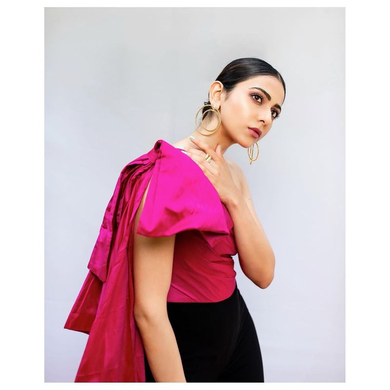 ఆడపాదడపా చిత్రాలు మినహాయిస్తే రకుల్ టాలీవుడ్ నుండి దుకాణం సర్థినట్లే. మరోవైపు స్టార్ హీరోలు కూడా ఆమె పట్ల అంతగా ఇంట్రెస్ట్ గా లేరు అనేది నిజం. తెలుగులో హీరోయిన్స్ కెరీర్ స్పాన్ చాలా తక్కువ.
