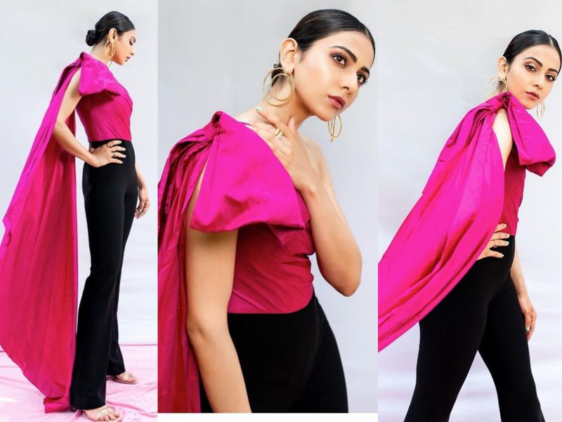 ఇక రకుల్ ఫోటోలు చూసిన ఫ్యాన్స్ కామెంట్స్ రూపంలో తమ అభిమానం చాటుకుంటున్నారు. లైక్స్ తో విరుచుకుపడుతున్నారు. కాగా బాలీవుడ్ లో సెటిల్ అయినా... టాలీవుడ్ మిత్రులతో ఆమె రిలేషన్ మైంటైన్ చేస్తున్నారు.
