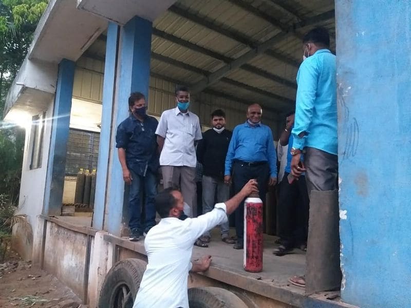 ಈ ಸಂದರ್ಭದಲ್ಲಿ ಪ್ಲಾಂಟ್ ನಲ್ಲಿನ ಆಕ್ಸಿಜನ್ ಸಿಲಿಂಡರ್ ಗಳ ಸಂಗ್ರಹಣೆ ಹಾಗೂ ಸಾಮರ್ಥ್ಯದ ಬಗ್ಗೆ ಪರಿಶೀಲನೆ ನಡೆಸಿ ಪ್ಲಾಂಟ್ ಗೆ ಆಕ್ಸಿಜನ್ ಸರಬರಾಜು ಮಾಡುವ ಮೂಲಗಳ ಬಗ್ಗೆ ಮಾಹಿತಿ ಪಡೆದುಕೊಂಡರು.
