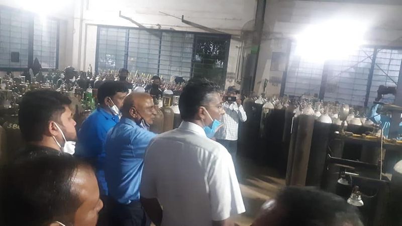 ಆಕ್ಸಿಜನ್ ಪೂರೈಕೆ ಮಾಡುವ ಸಂದರ್ಭದಲ್ಲಿ ಯಾವುದೇ ರೀತಿಯ ತೊಂದರೆಯಾಗದಂತೆ ಕ್ರಮವಹಿಸಲು ಕೂಡ ತಿಳಿಸಿದರು.